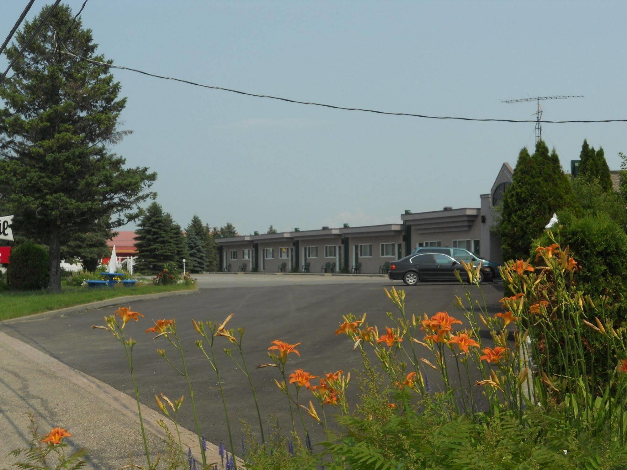 Motel Normandie Louiseville Exterior photo